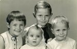 Peter met zijn broers en zus. v.l.n.r. Ineke, Peter, Gert Jan en Henk 1967    