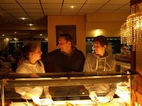 Peter, Eline en Tim bij het Wok restaurant in Heemskerk.
