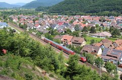 Prachtig uitzicht over het dorp Steinach. Op de voorgrond de Schwartzwaldbahn. 1 juli 2013.