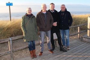 Mijn zus Inge en Broers Ron en Fred, samen met mij op de foto in Bergen aan Zee 19 februari 2017