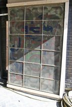 Foto (in spiegelbeeld) van het complete raam bij de Stoomclub van Hoogovens.