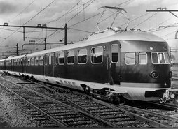 Nagelnieuw gestroomlijnd elektrisch treinstel van het type mat '36 