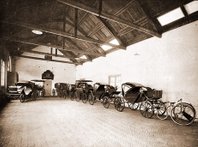 Het rijtuigenmagazijn. Hier werden alle type rijtuigen van Beijnes getoond omstreeks 1895 (foto Beijnes).