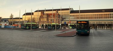 Het nieuwe busstation met op de achtergrond het statige station van Haarlem uit 1908